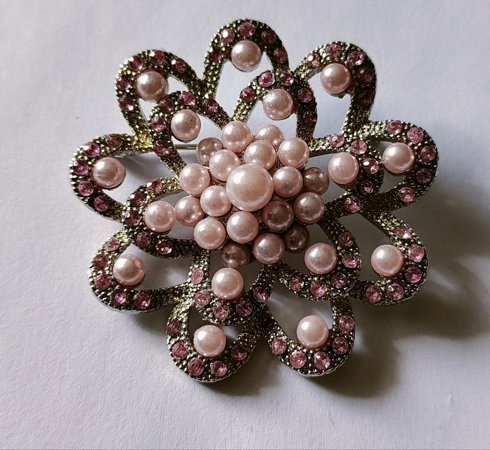 Zilver look broche in rose strass en kralen, Ophalen of Verzenden, Zo goed als nieuw, Zilver, Overige materialen