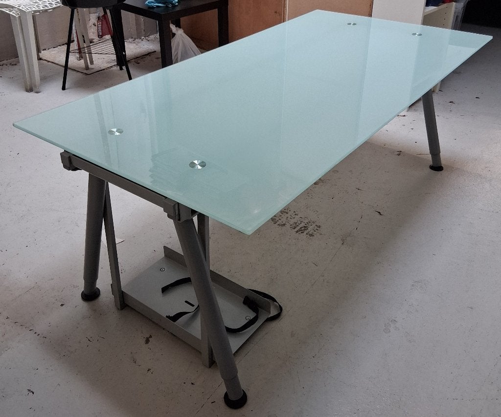 Bureau/werktafel met glazen werkblad en PC-houder, Ophalen, Overige typen, 160 cm, Gebruikt