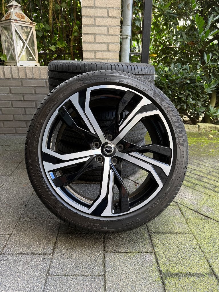 Volvo 19” 5-spaaks Diamond Cut Matt Black incl. Banden, Auto-onderdelen, Banden en Velgen, Nieuw, 235 mm, Personenwagen