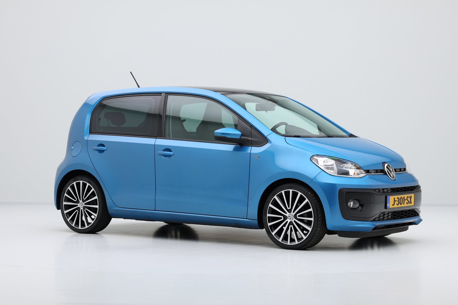 Foto 22 van Volkswagen Up! 1.0 R-Line 5-drs Airco|17" LMV|Zwart dak|PDC