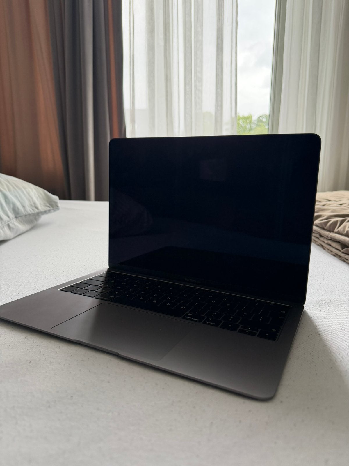 MacBook Air Retina A1932 Space Gray Bootloop Defect, 13 inch, Minder dan 2 Ghz, Ophalen of Verzenden, Niet werkend