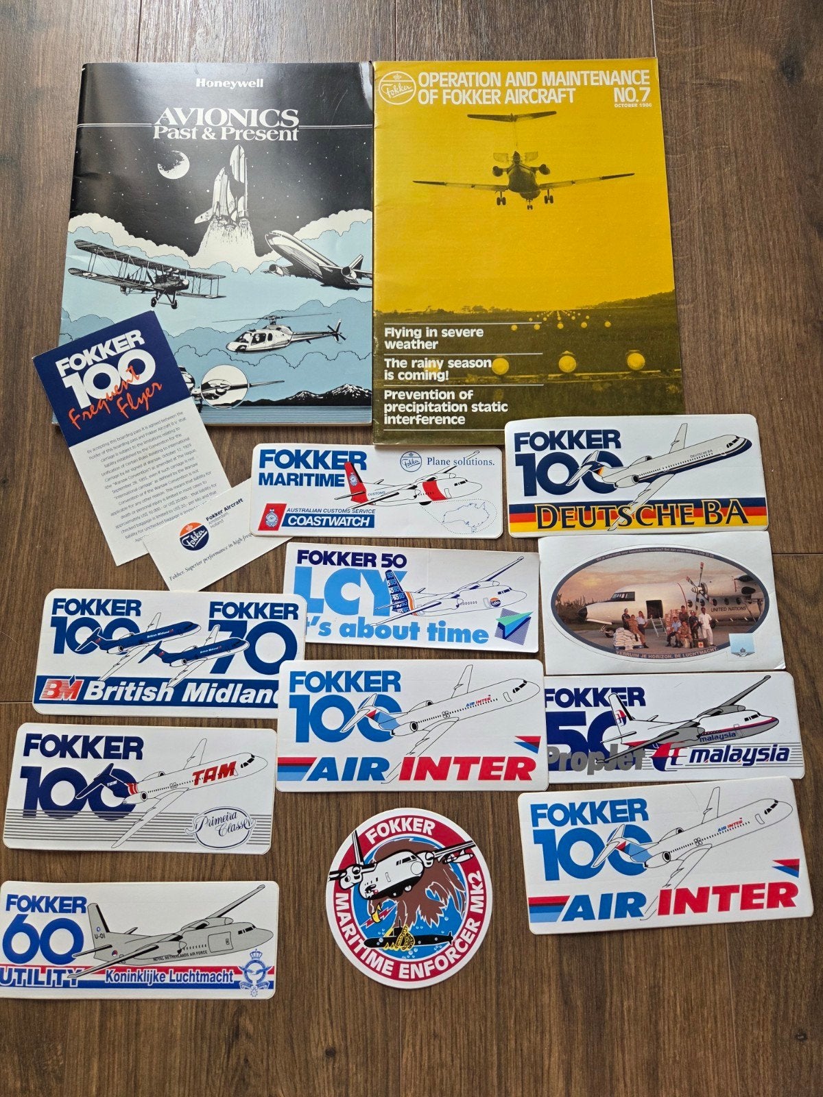 Fokker 50/60/100 Boeken en Stickers, Ophalen of Verzenden