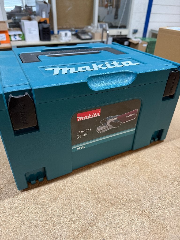 Makita Bandschuurmachine 76 mm in Makpac, 9920J, Doe-het-zelf en Verbouw, Ophalen, Nieuw, Minder dan 600 watt, Vlakschuurmachine