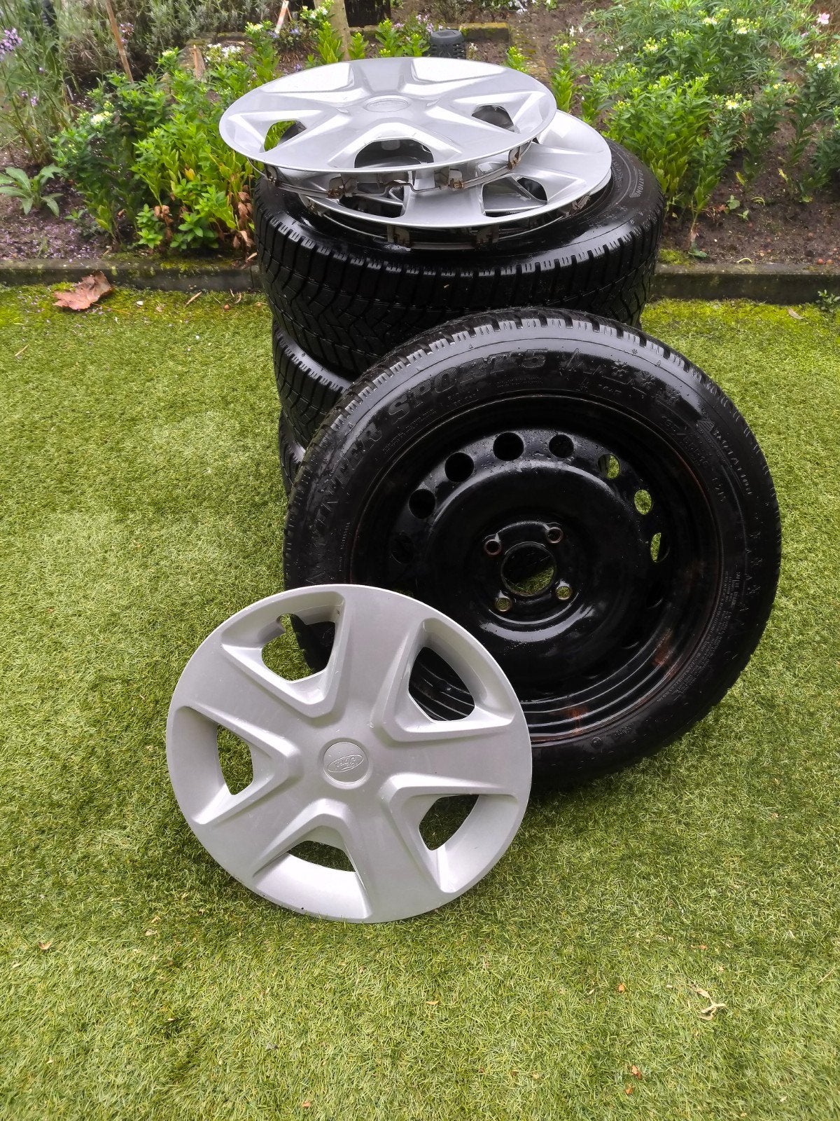 Ford Fiesta Velgen met sierdoppen (2007-2024), Auto-onderdelen, Banden en Velgen, Ophalen, Gebruikt, Velg(en), 16 inch
