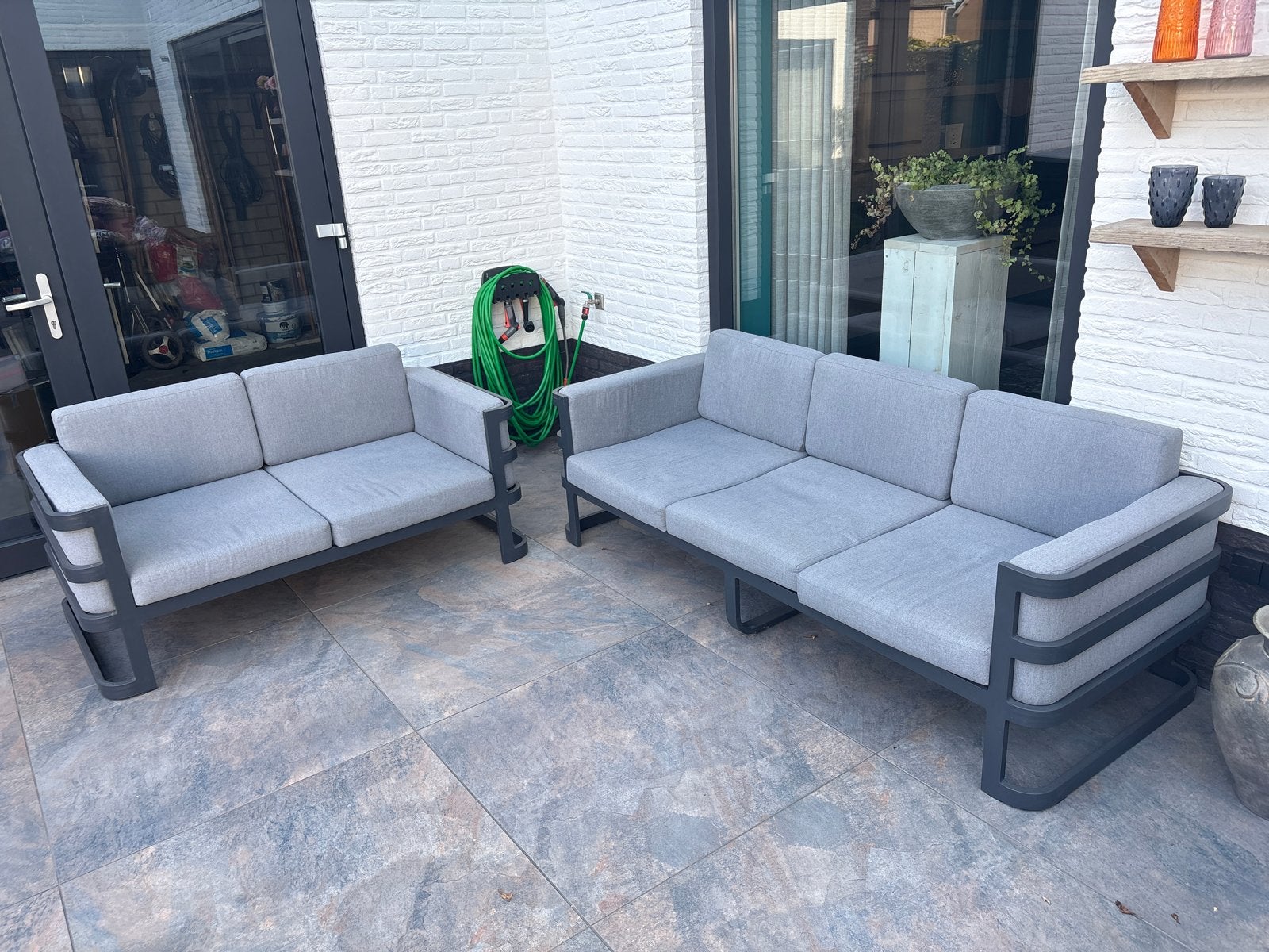 Moderne aluminium loungeset met grijze kussens