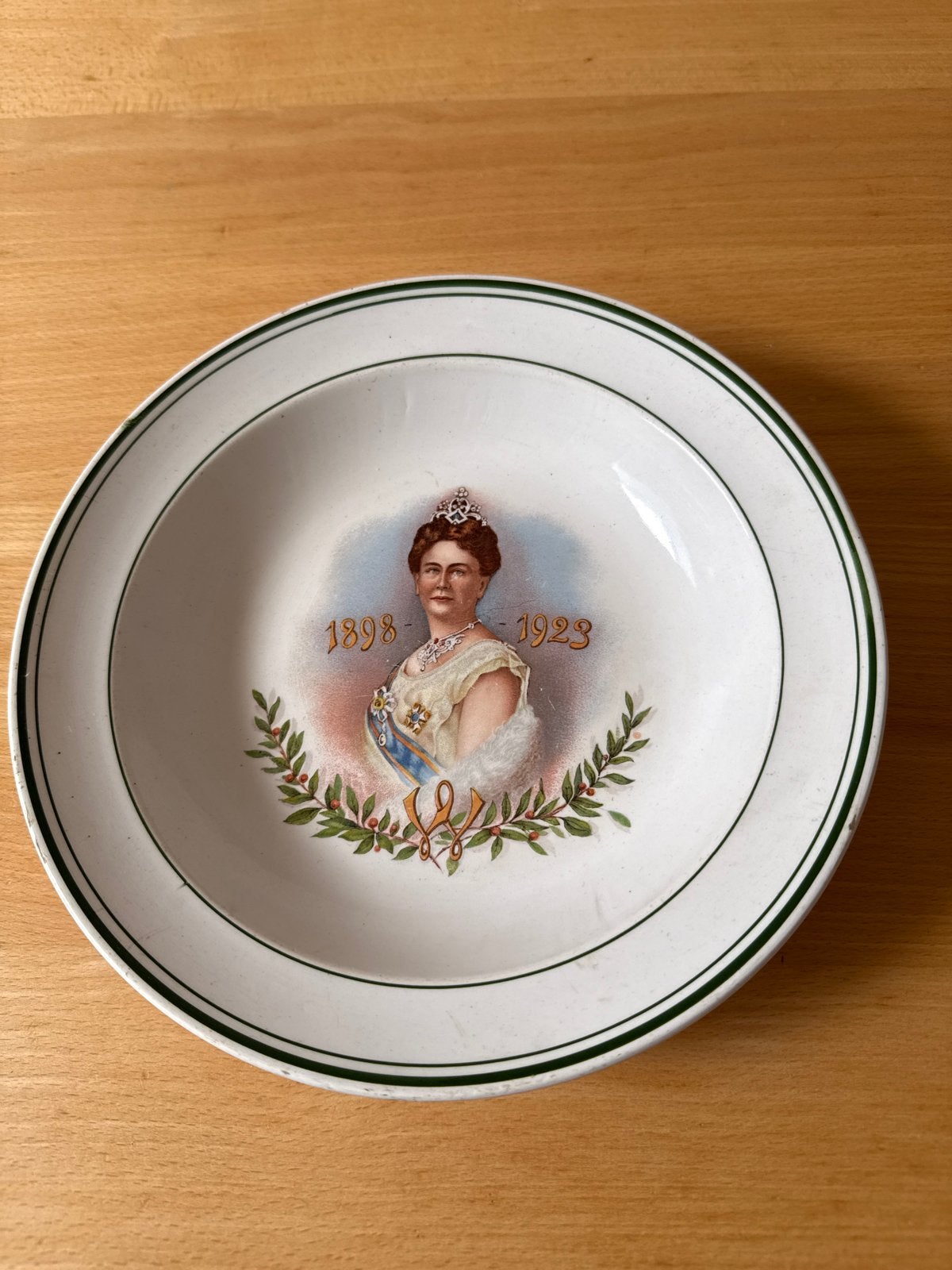 Bord Koningin Wilhelmina Jubileum 1898-1923, Ophalen of Verzenden, Gebruikt, Servies
