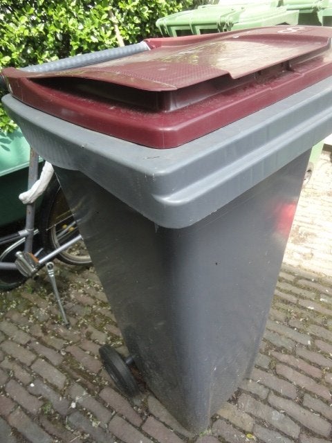 kunststof ROLCONTAINER + RODE DEKSEL, 140 liter / container, Ophalen, Kunststof, Nieuw, 40 liter of meer