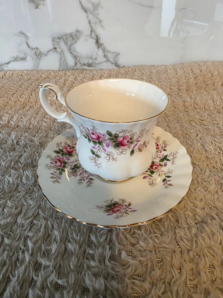 Royal Albert Lavender Rose kop en schotel, Verzamelen, Porselein, Kristal en Bestek, Ophalen of Verzenden, Zo goed als nieuw, Porselein