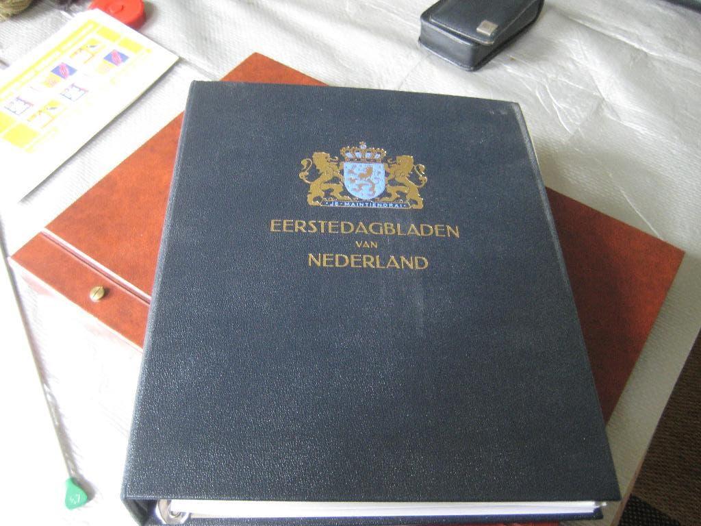 2 Davo albums met fdc bladen en postzegelmapjes, Ophalen, Onbeschreven, Nederland