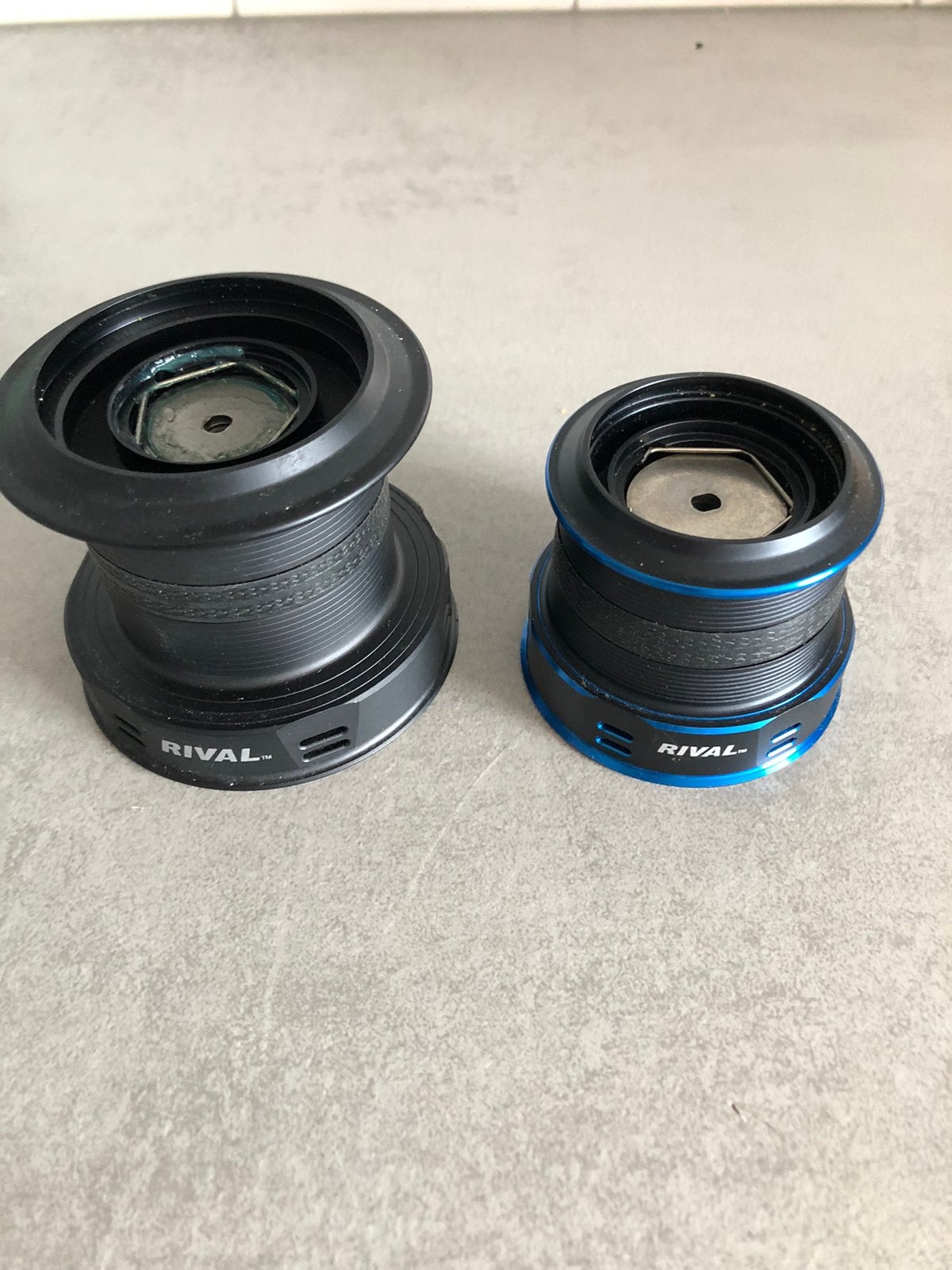 2 nieuwe penn rival spoelen , black 8000 en blue 6000, Watersport en Boten, Hengelsport | Zeevissen, Ophalen of Verzenden, Zo goed als nieuw