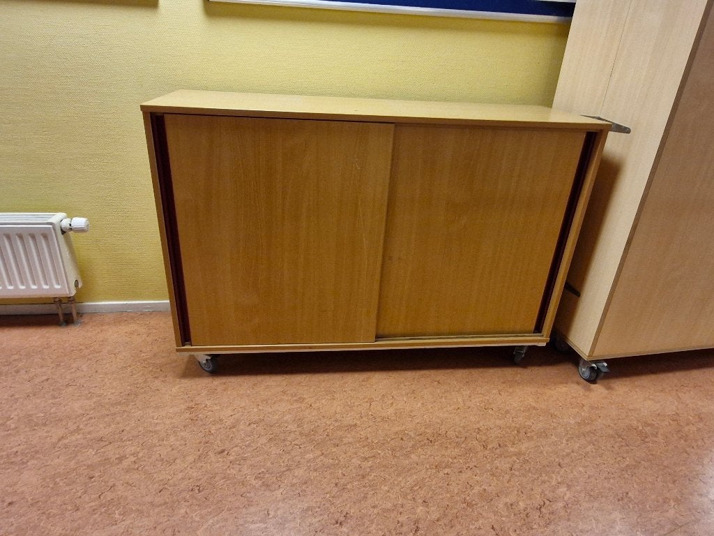 Laag houten kastje met schuifdeuren (gratis), Ophalen, Gebruikt