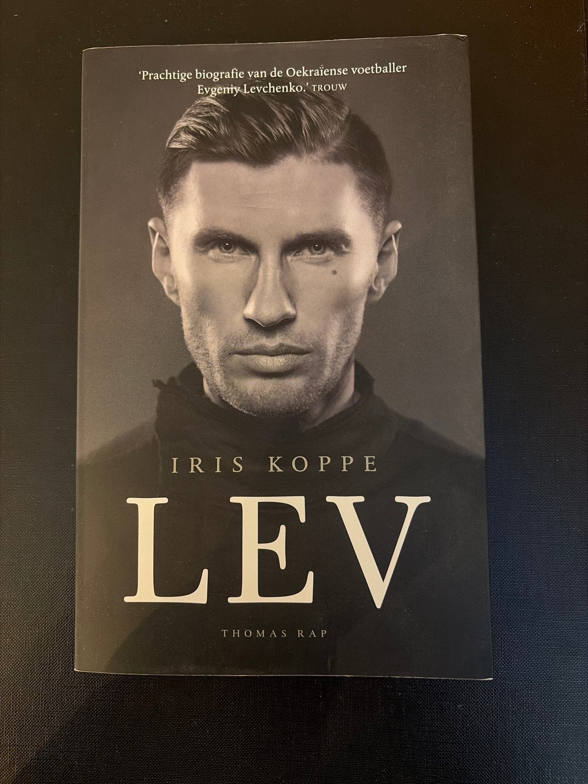 LEV - Iris Koppe - Biografie Evgeny Levchenko, Ophalen of Verzenden, Zo goed als nieuw, Sport