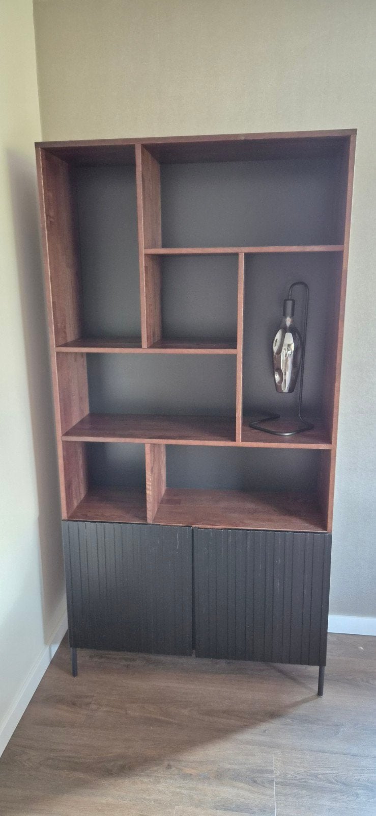 Bruine houten kast met zwarte achterwand op ijzeren pootjes, Ophalen, 25 tot 50 cm, 150 tot 200 cm
