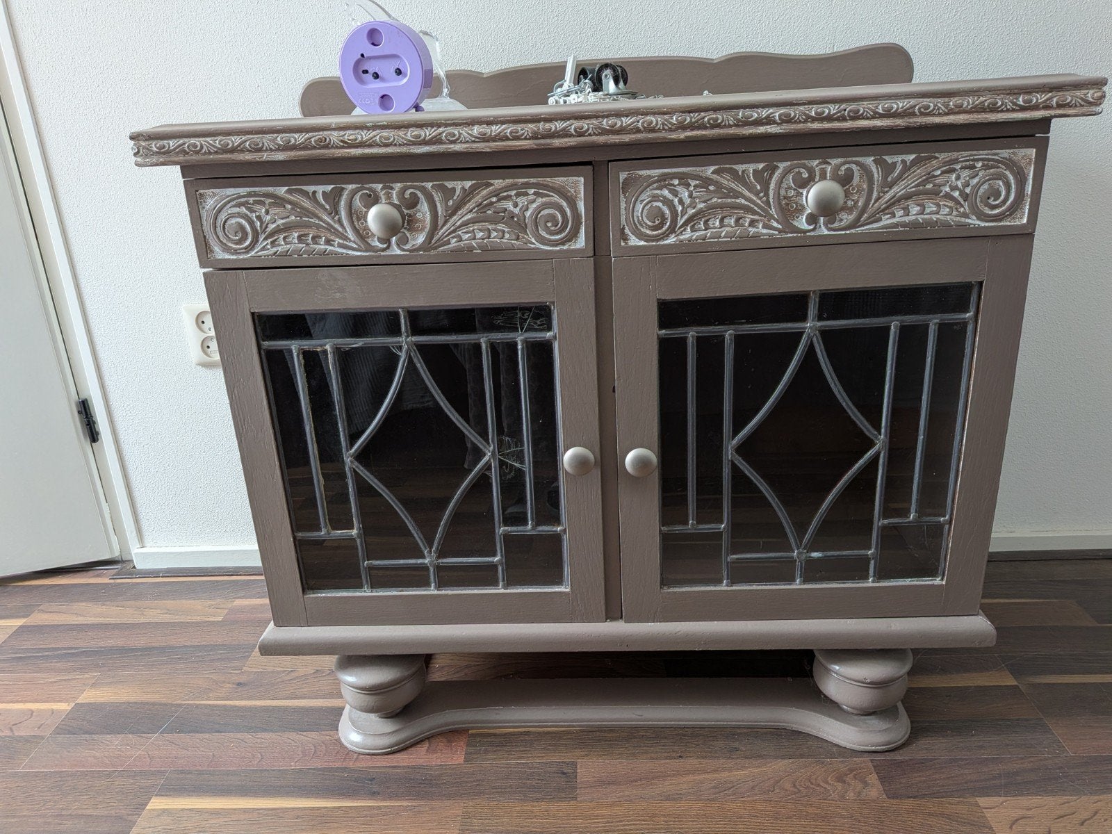 Decoratieve kast met glas-in-lood deuren, Ophalen, Gebruikt