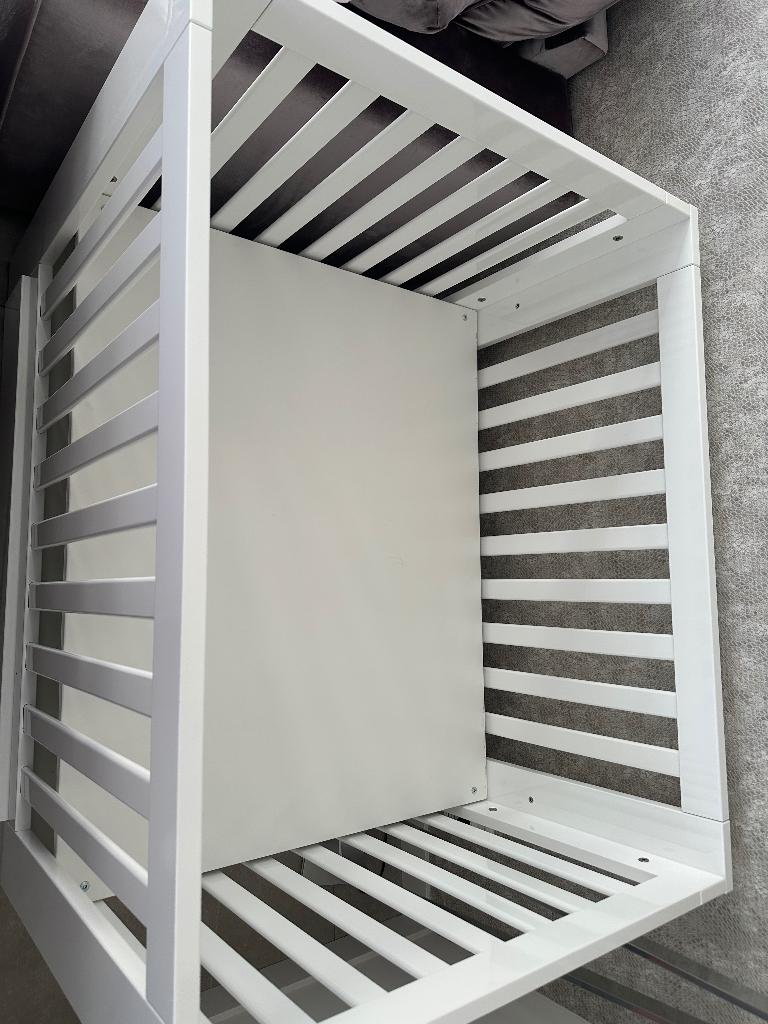 Kidsmill Alaska Box Met Lade Wit Hoogglans, Kinderen en Baby's, Boxen, Zo goed als nieuw, Vierkant, In hoogte verstelbaar, Boxkleed