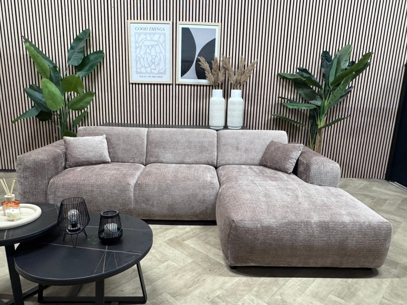 SHOWMODEL | Luxe Japandi Hoekbank - Taupe - 288 x 165, Huis en Inrichting, 250 tot 300 cm, -, -, Hoekbank