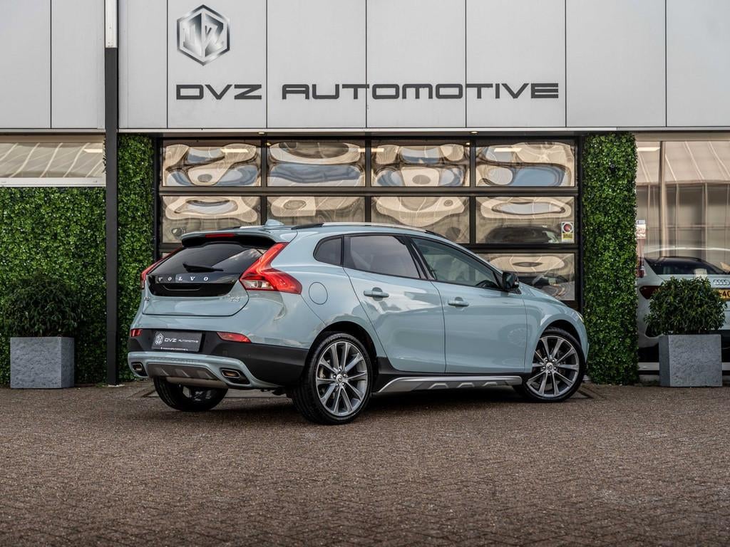 Volvo V40 Cross Country 1.5 T3 Aut. Momentum | Blis | 18" LM, Stof, 4 cilinders, Met garantie (alle), Blauw