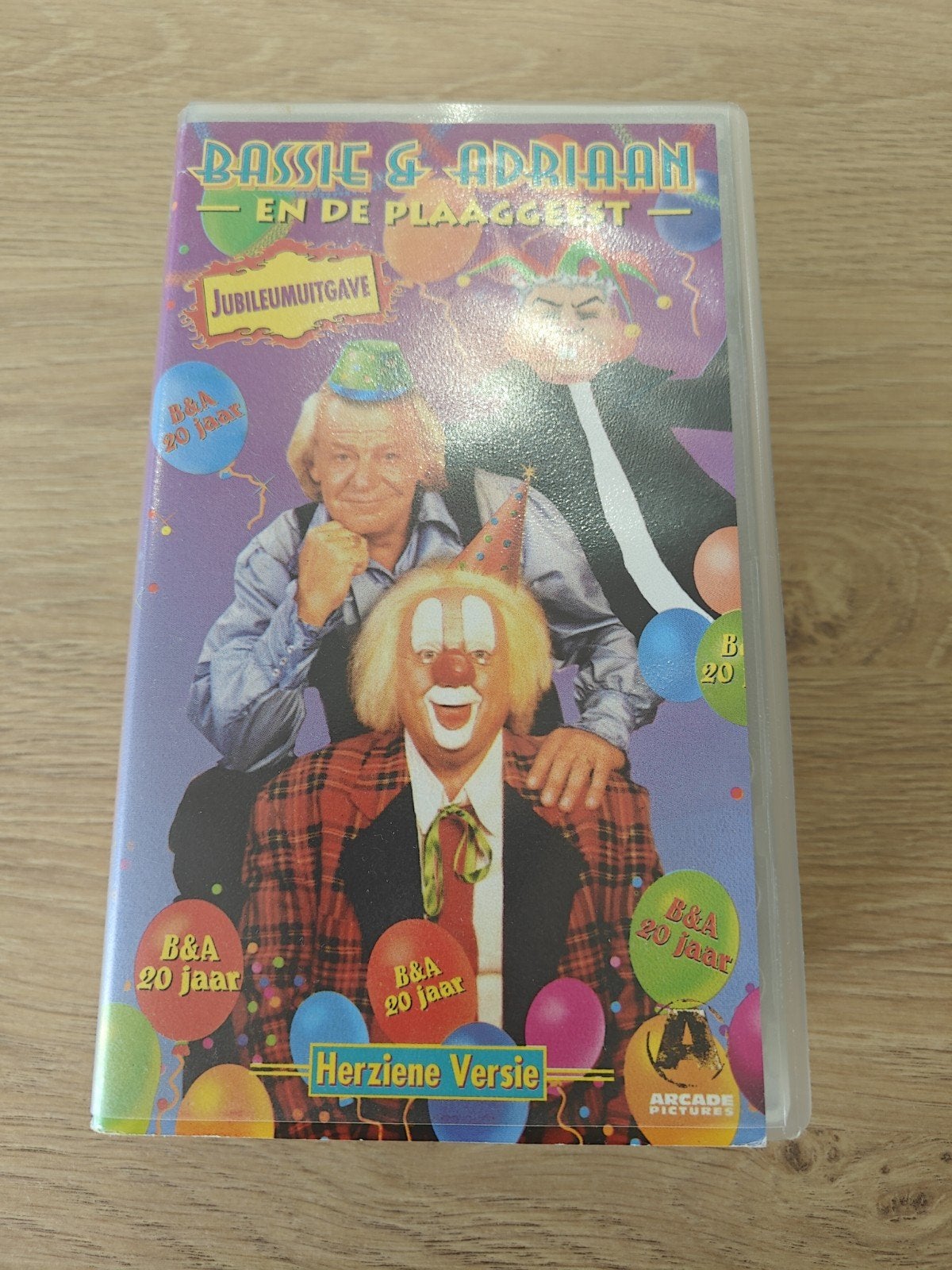 Bassie & Adriaan en de Plaaggeest - Jubileumuitgave VHS, Gebruikt, Alle leeftijden, Kinderfilm, VHS