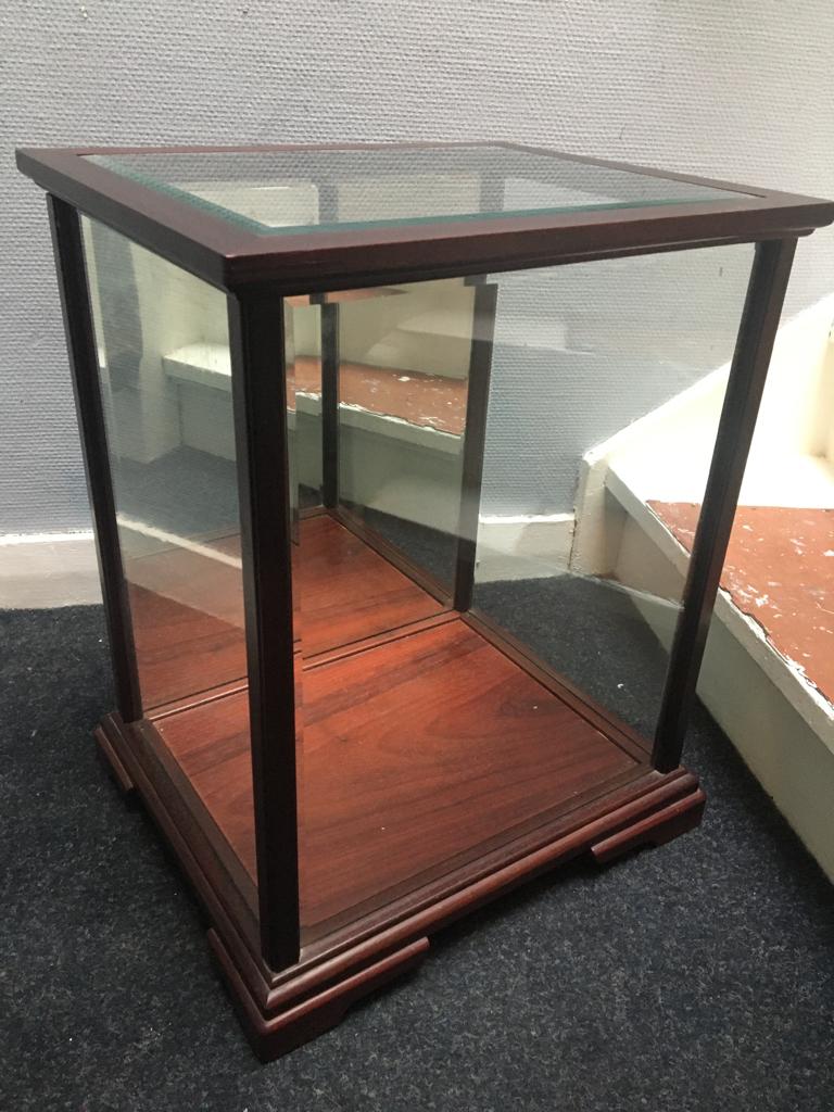 Luxe vitrinekast met facet geslepen glas., Glas, Minder dan 50 cm, Japans, Ophalen of Verzenden