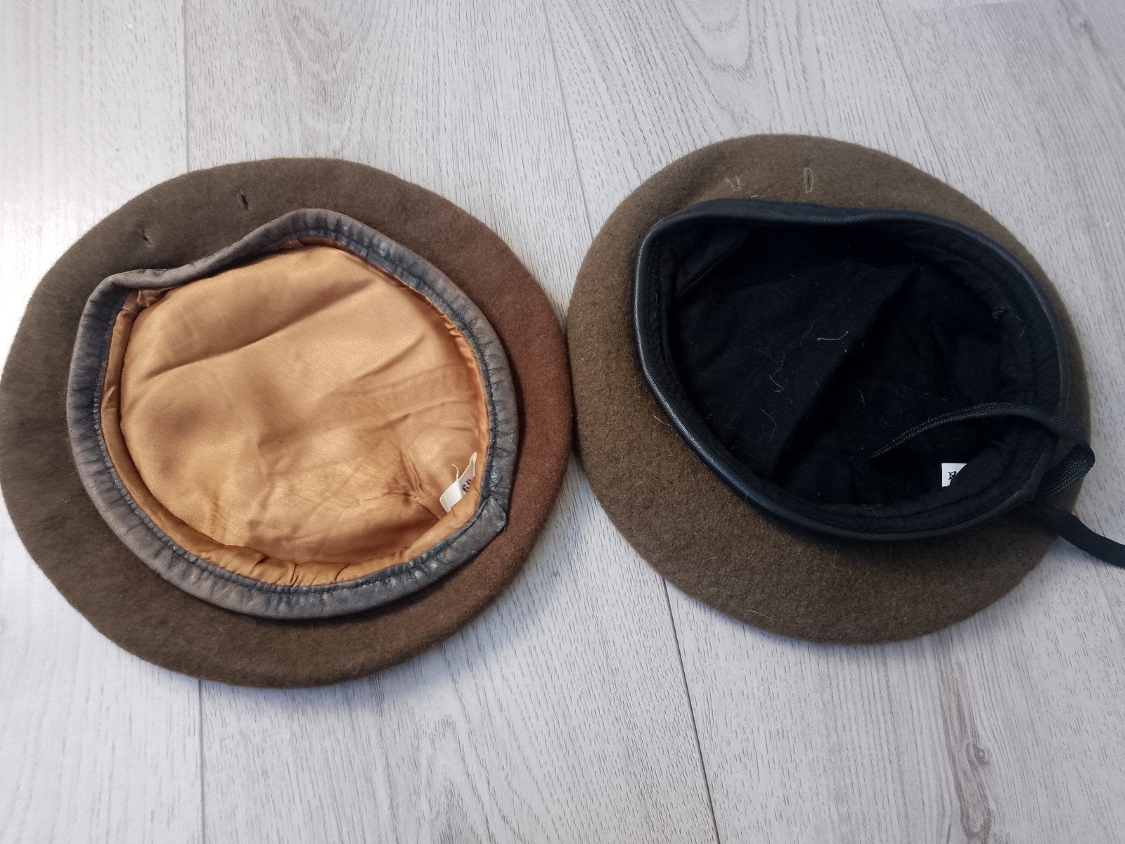 2x BARET - Bruin/Groen - VINTAGE los te koop, Ophalen of Verzenden, Landmacht, Nederland, Kleding of Schoenen