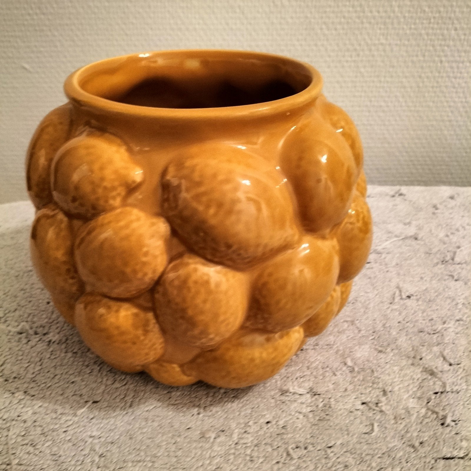 Decoratieve bloempot met fruit textuur, Tuin en Terras, Bloempotten, 25 tot 40 cm, Rond, Ophalen of Verzenden, Zo goed als nieuw