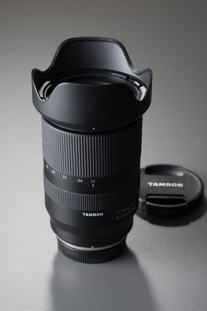 Puntgave Tamron 17-70mm F/2.8 Di III-A VC RXD X, Ophalen of Verzenden, Zo goed als nieuw, Fujifilm X-mount, Zonnekap
