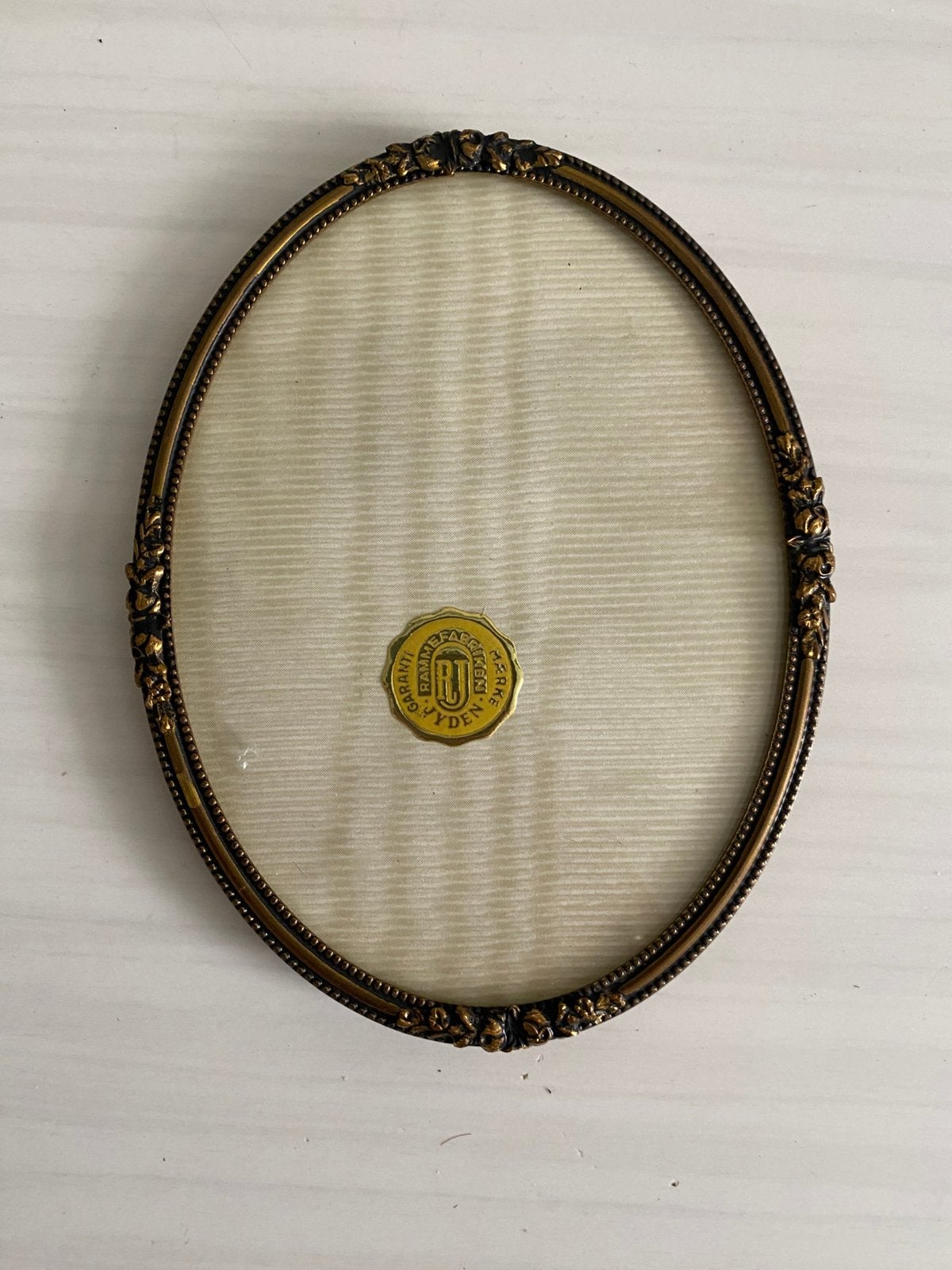 Vintage ovaal fotolijstje bol glas 12 x 9 cm Jyden, Audio, Tv en Foto, Fotografie | Fotolijsten, Verzenden, Zo goed als nieuw