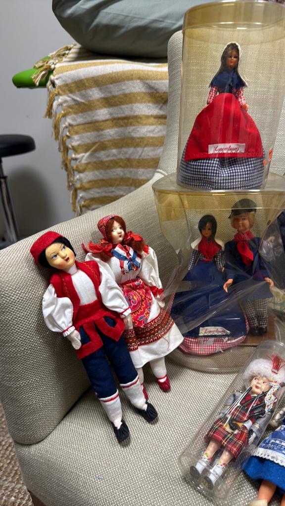 Verzameling van diverse poppen in traditionele kleding, Verzamelen, Poppen, Ophalen of Verzenden, Gebruikt, Pop