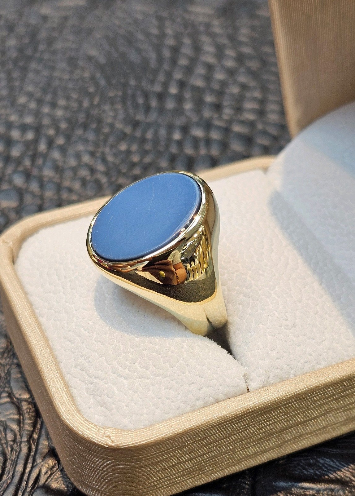 14k zegelring met blauw lagensteen 20mm, 19 tot 20, Heer, Ophalen of Verzenden, Zo goed als nieuw