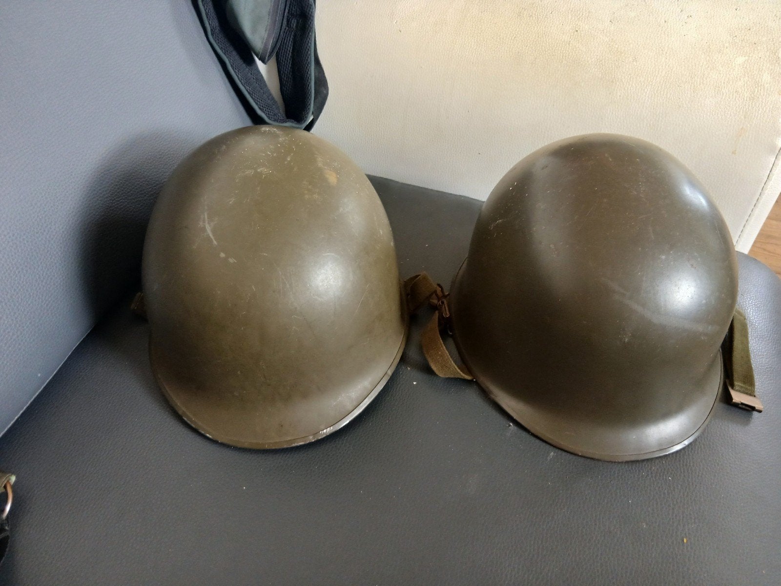 2 leger helmen, Verzamelen, Ophalen of Verzenden, Landmacht, Nederland, Helm of Baret