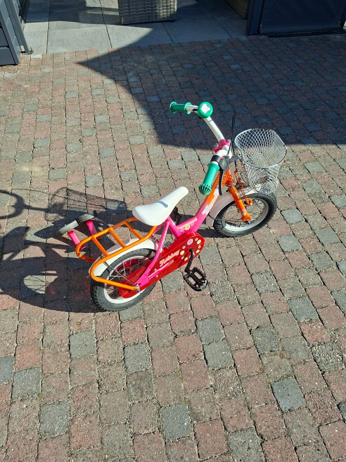 Roze kinderfiets met zijwieltjes en mandje, Ophalen