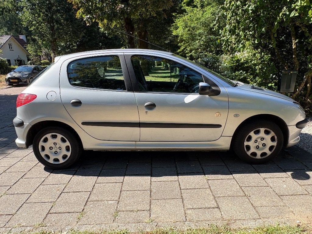 Peugeot 206 X-Design 1.4 benzine 2004 Grijs (5 deurs), Auto's, Voorwielaandrijving, Stof, 31 €/maand, 4 cilinders