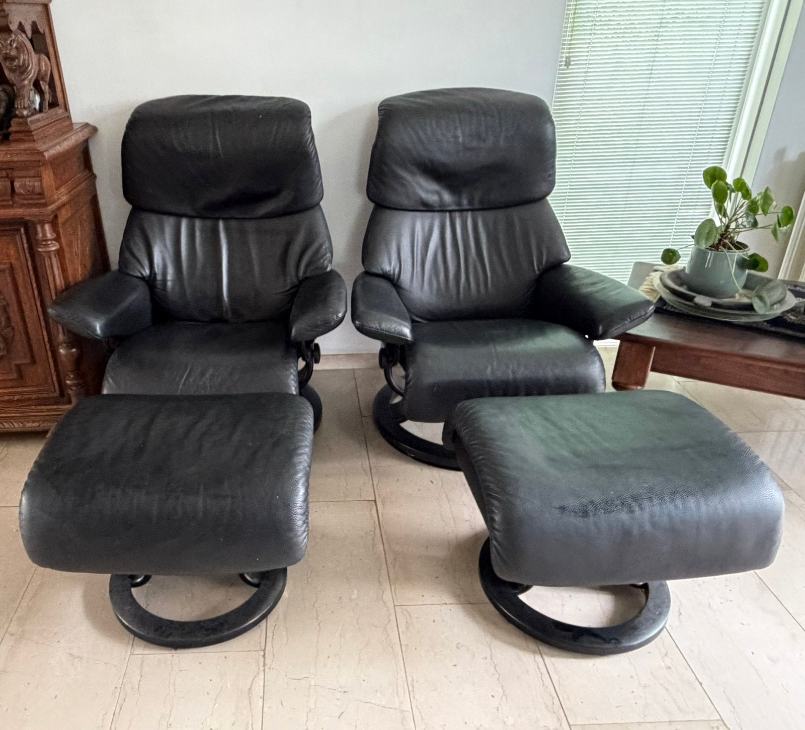 Twee zwarte Stressless fauteuils met hocker, Ophalen, Gebruikt, Minder dan 75 cm, Leer
