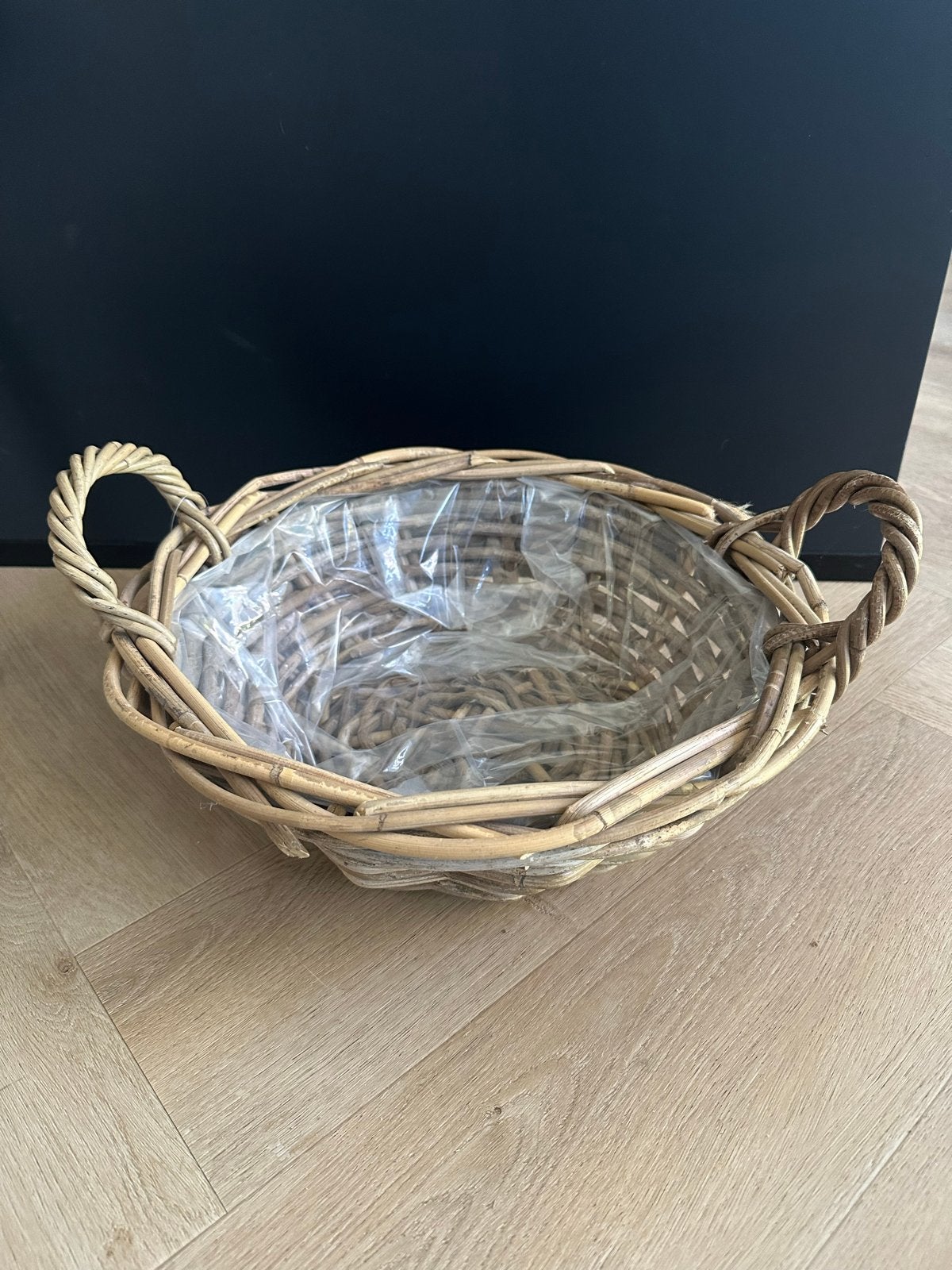 Rotan mand met handvatten en plastic binnenvoering, Met handvatten, Gebruikt, Mand, Ophalen of Verzenden