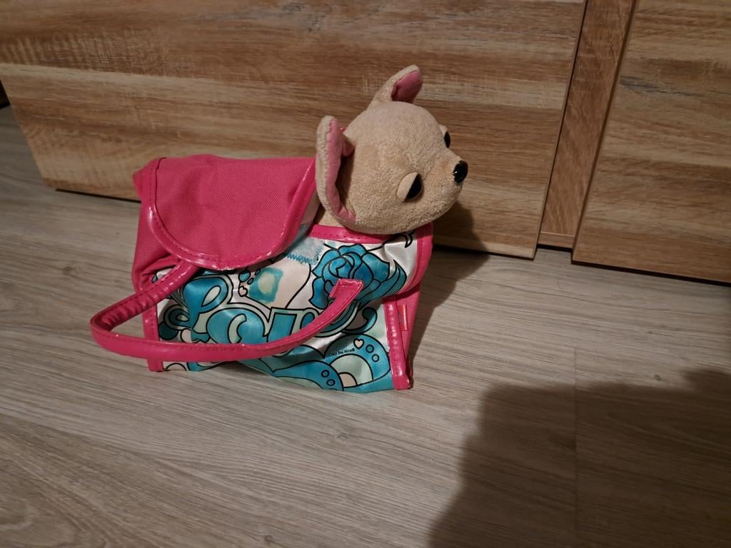 Chihuahua knuffel in tasje, Kinderen en Baby's, Gebruikt, Met kleding of accessoire, Klein (minder dan 20 cm), Beige