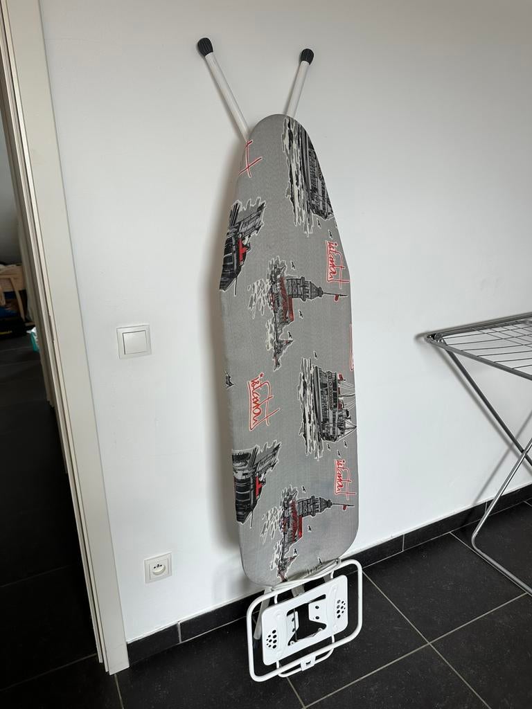 Strijkplank met stopcontact, Ophalen, Zo goed als nieuw