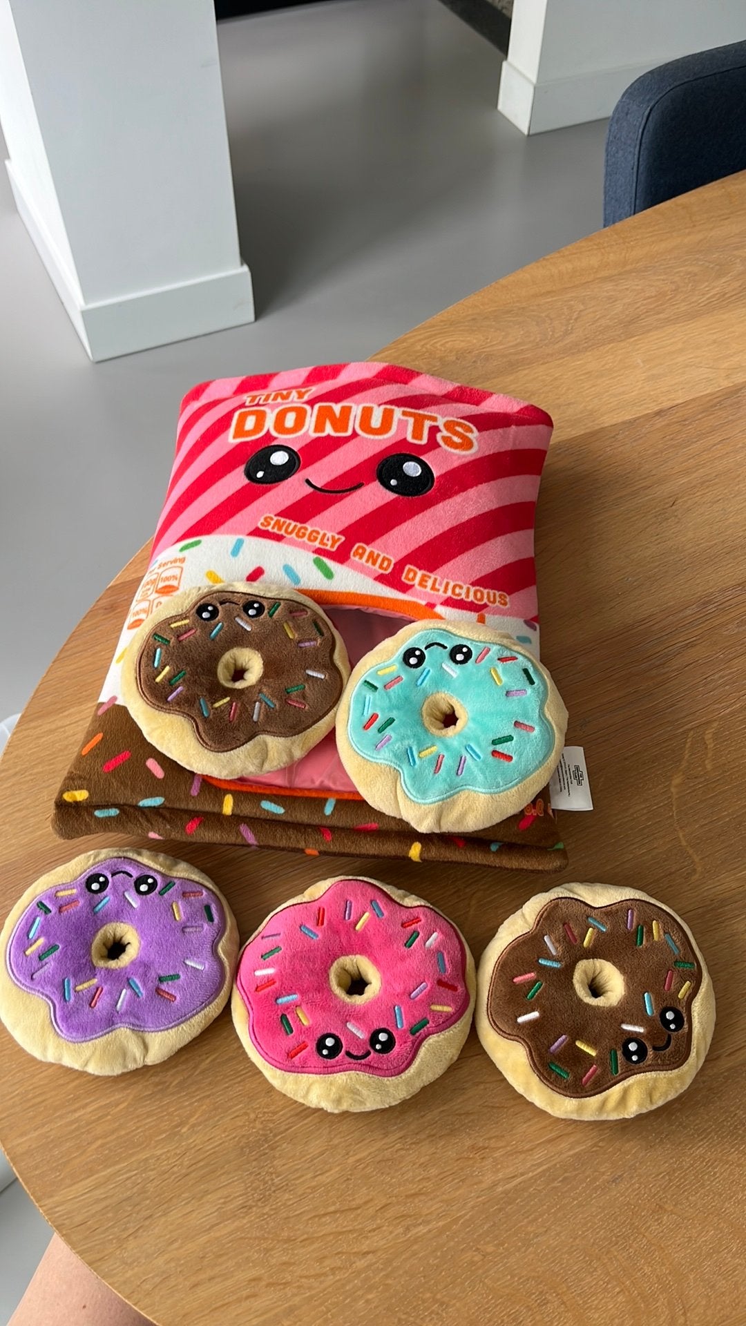 Knuffelkussen donutzak met mini knuffel donuts, Ophalen of Verzenden, Zo goed als nieuw, Overige typen