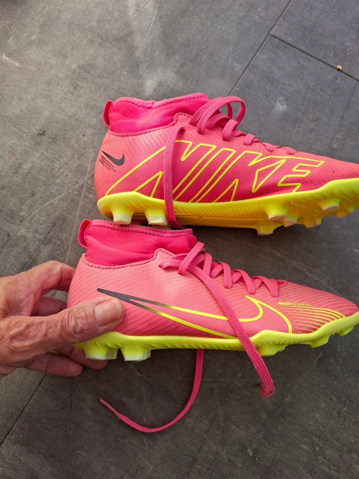 Nike voetbalschoenen weinig gedragen te klein helaas, Kinderen en Baby's, Ophalen of Verzenden