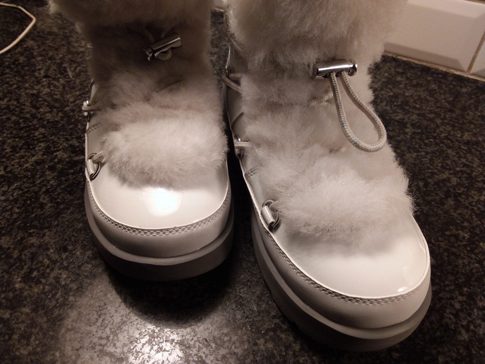 Ugg Highland. Maat 37. NIEUW, Kleding | Dames, Ophalen of Verzenden, Nieuw, Bruin