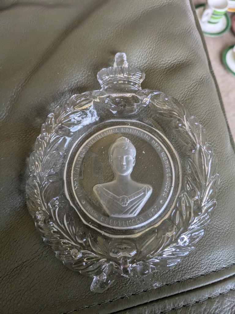 Persglazen schaaltje kroning Wilhelmina 1898, Ophalen of Verzenden, Zo goed als nieuw, Servies