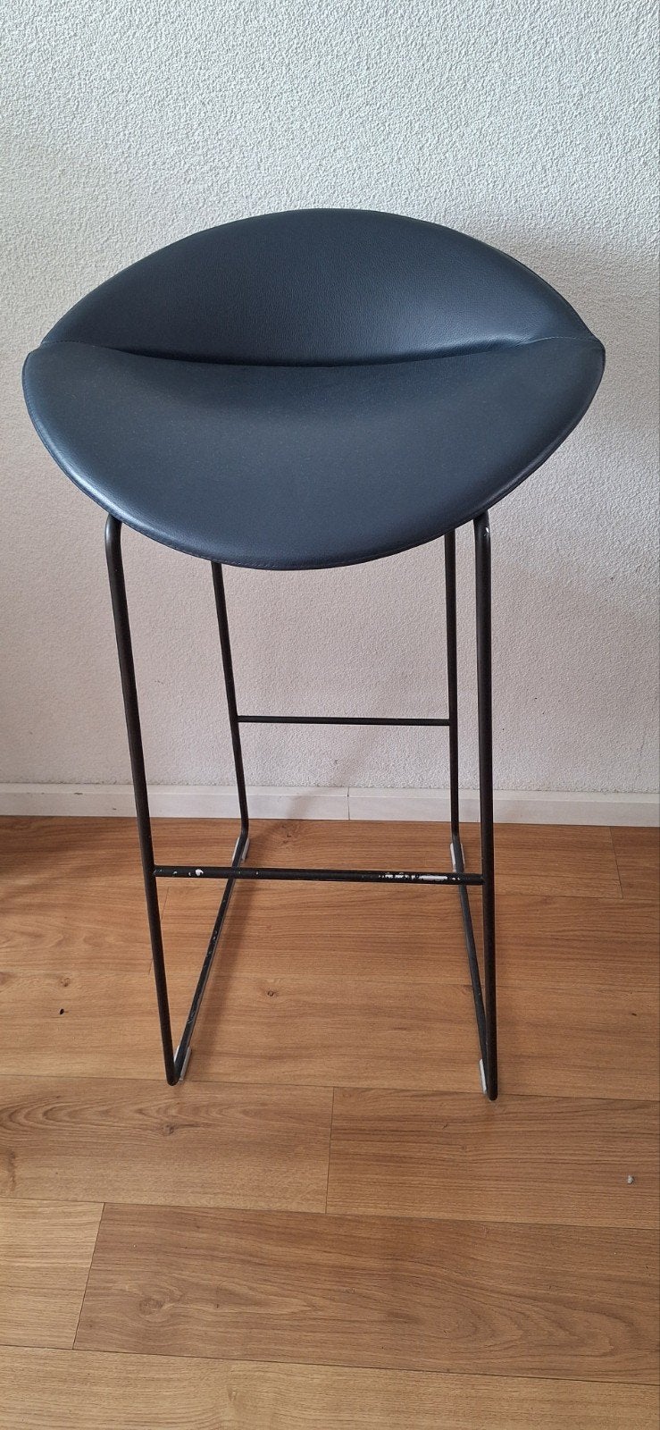 Montis barkruk Mick met donkerblauw kalfsleren zitting, Ophalen, Gebruikt, 60 tot 90 cm, 1 kruk