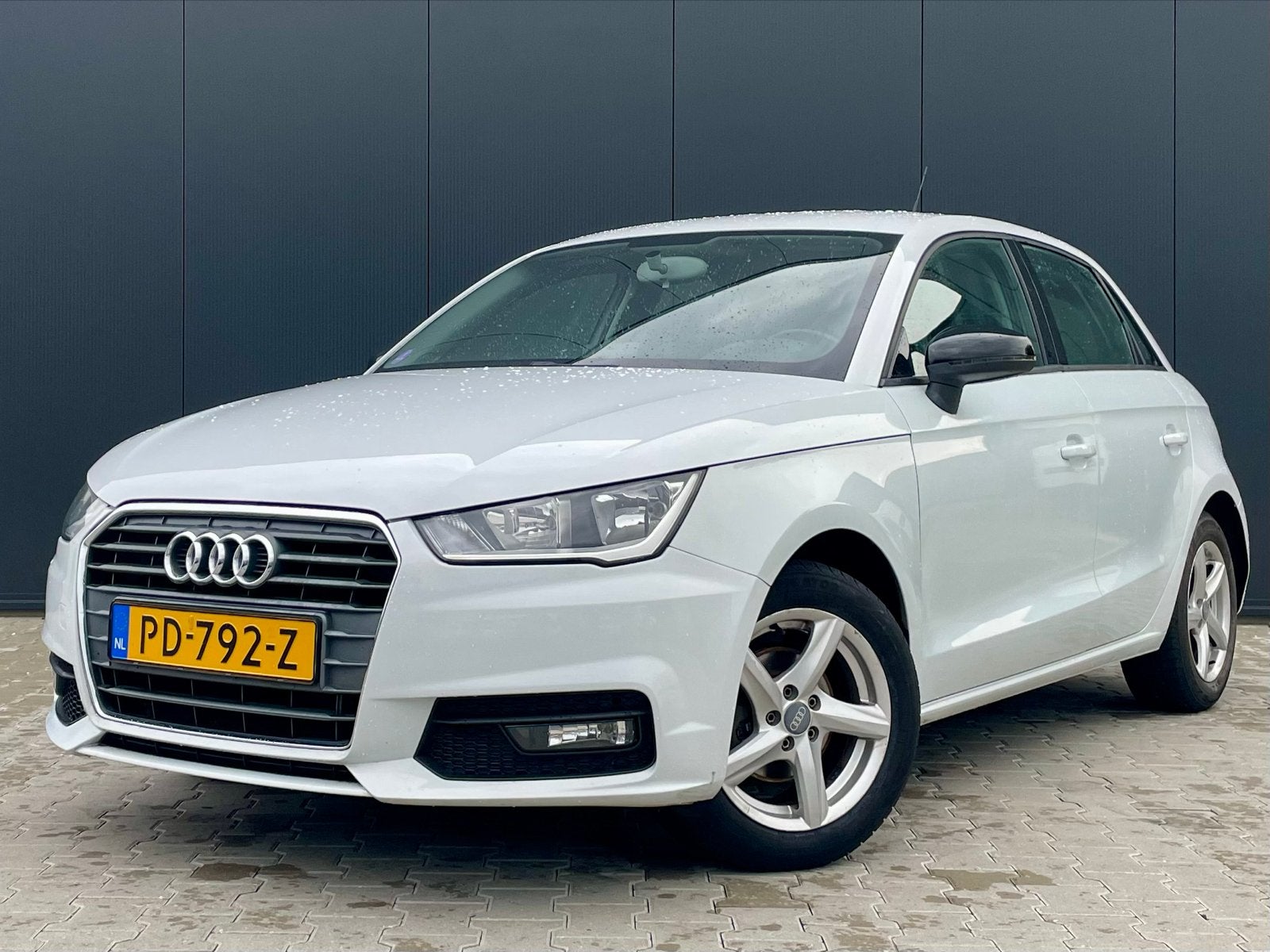 Audi A1 1.0 TFSI Sportback CRUISE AIRCO NAVI PARKEERSENS APK, Auto's, Voorwielaandrijving, Stof, Zwart, 95 pk