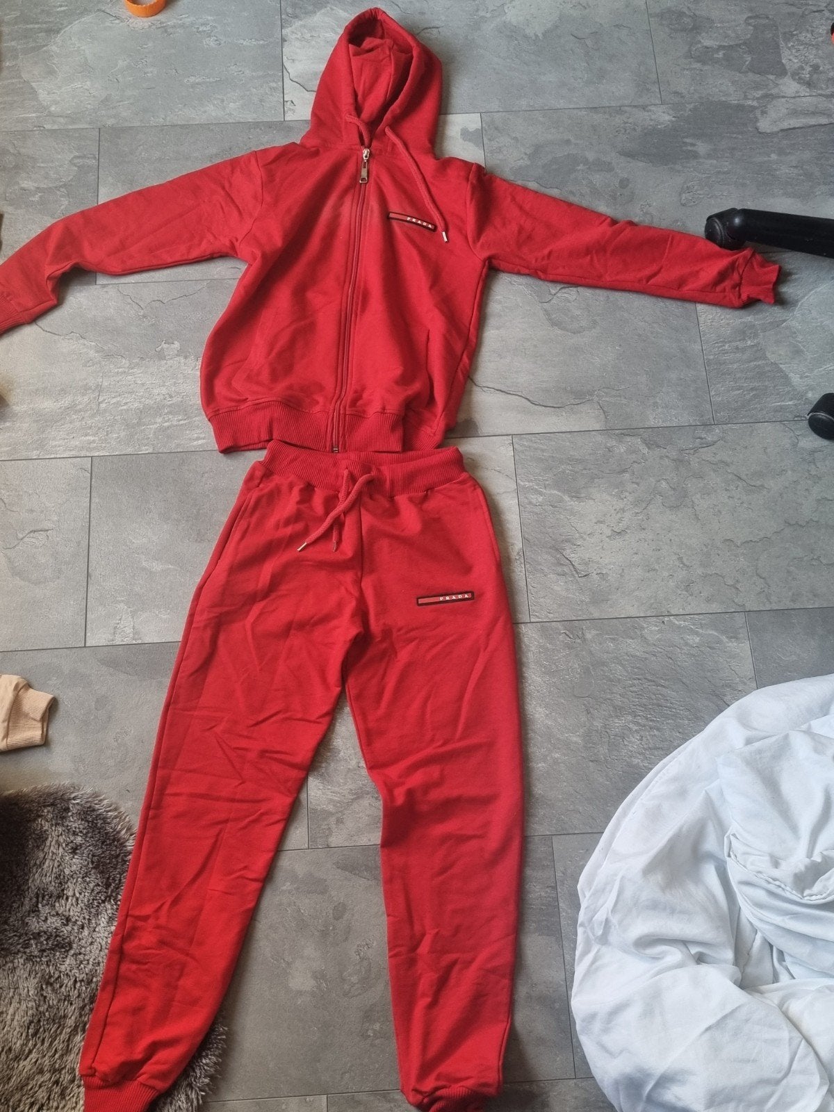 NIEUW!! Prada pak rood, Kleding | Heren, Ophalen of Verzenden, Nieuw, Prada