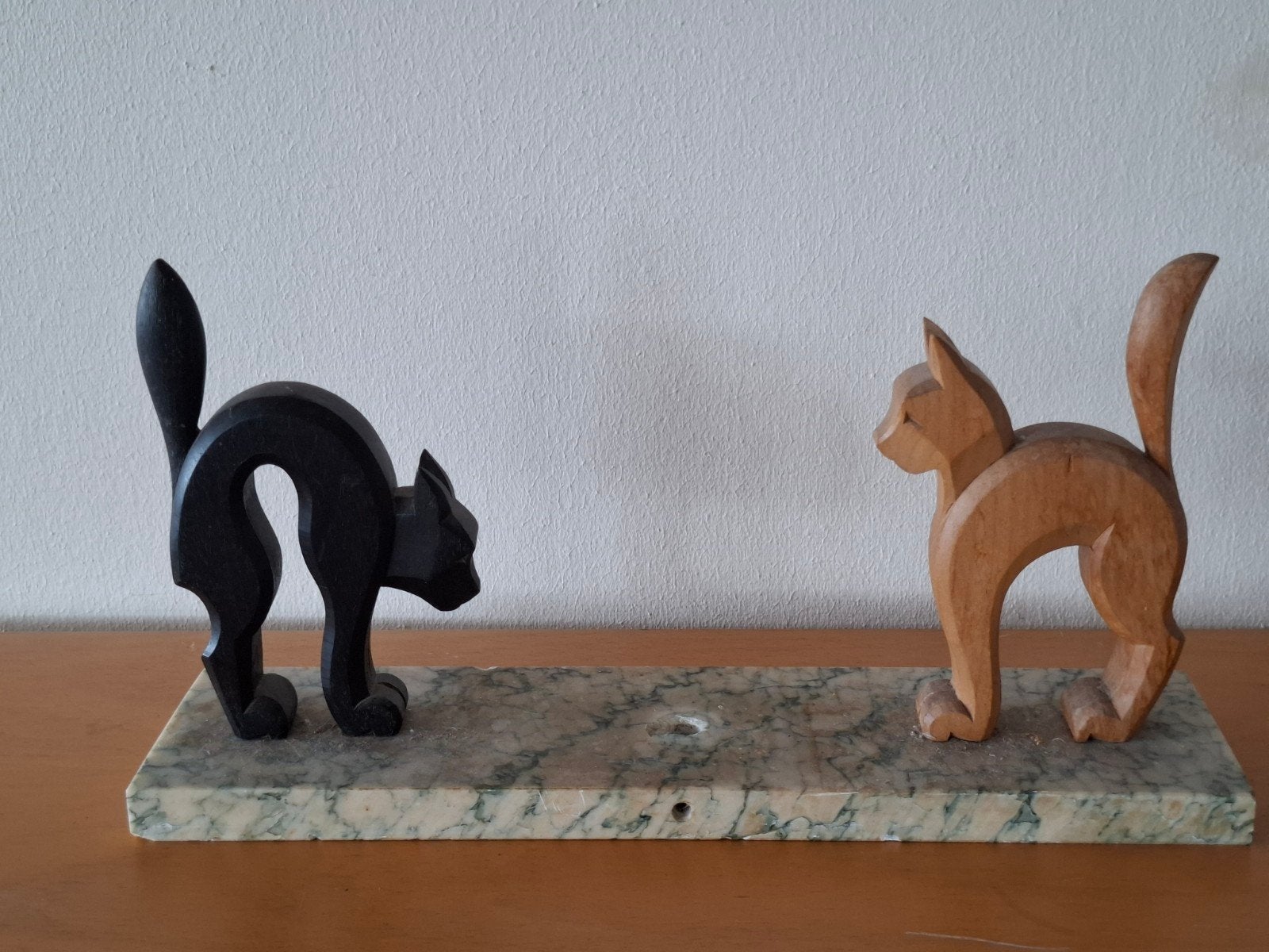 Houten kattenbeeldjes op marmeren sokkel - Art Deco stijl, Antiek en Kunst, Ophalen of Verzenden