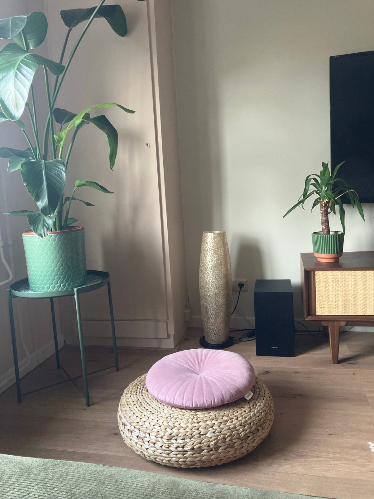 Rotan poef met roze kussen, Ophalen, Rond, Riet of Rotan, Zo goed als nieuw