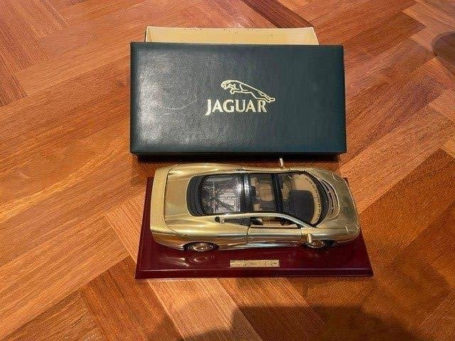 Bijzonder 22-karaats verguld Jaguar XJ220 schaalmodel 1:18, Ophalen of Verzenden, Zo goed als nieuw, Auto, Overige merken