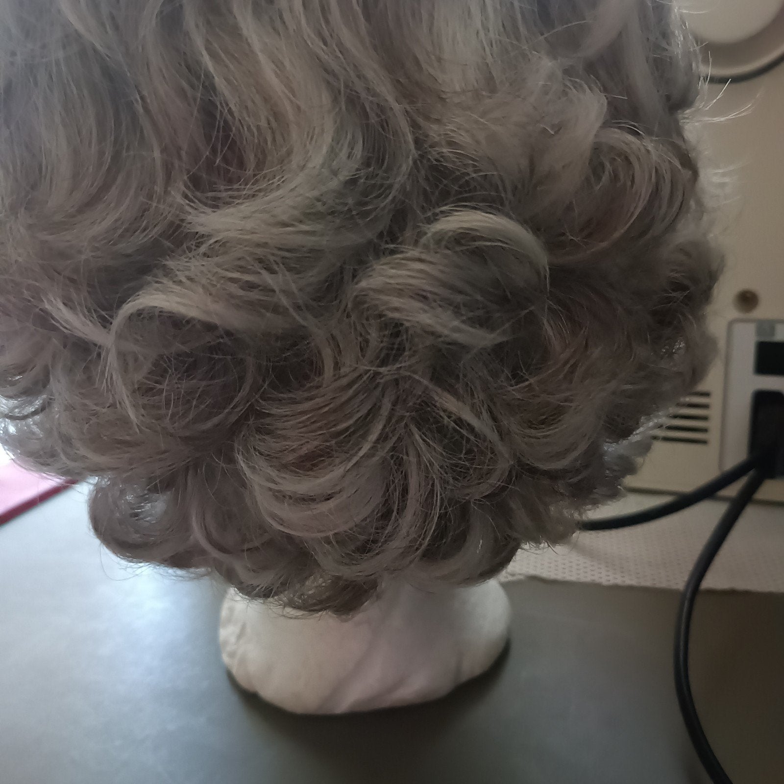 Volle brunette naar grijze pruik, slag en krullen, Ophalen of Verzenden, Pruik of Haarverlenging