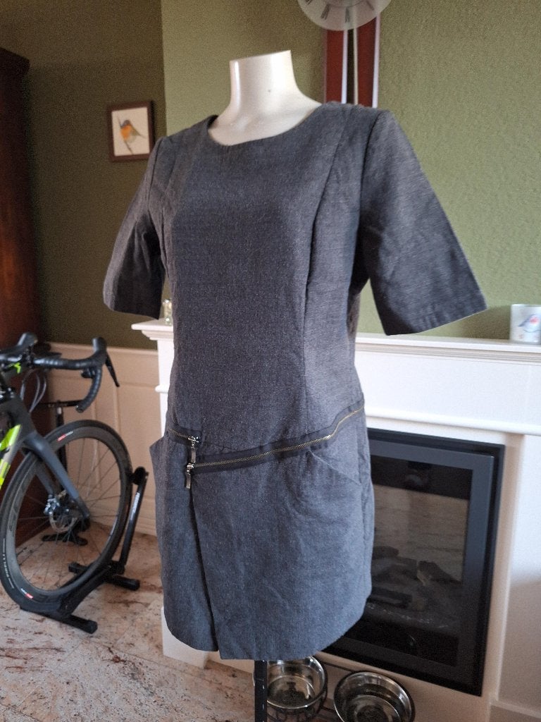 Caroline Biss korte warme grijze jurk mt 44 met ritsjes, Kleding | Dames, Jurken, Verzenden, Maat 42/44 (L), Grijs, Gedragen