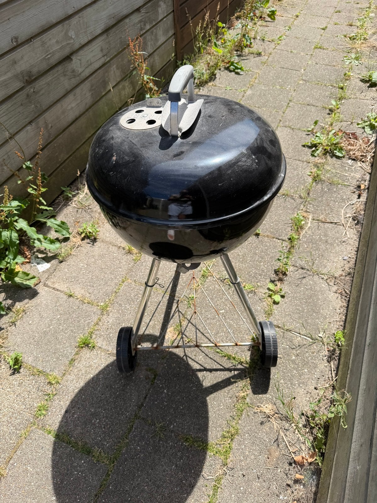 Zwarte houtskool barbecue op wielen, Tuin en Terras, Houtskoolbarbecues, Gebruikt, Met accessoires, Ophalen