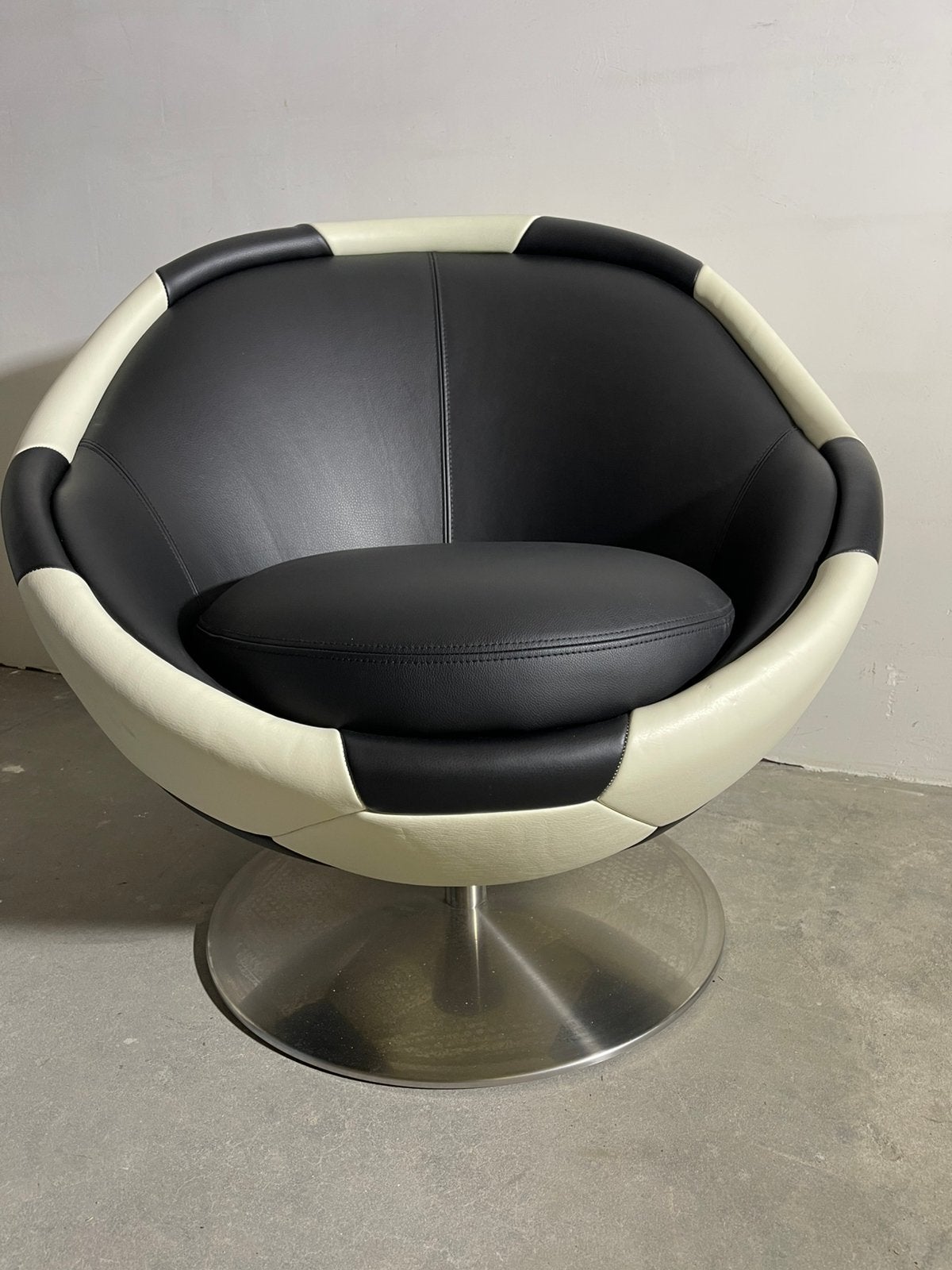 Exclusieve Voetbalstoel fauteuil Hattrick design, Ophalen of Verzenden, Nieuw, Bal